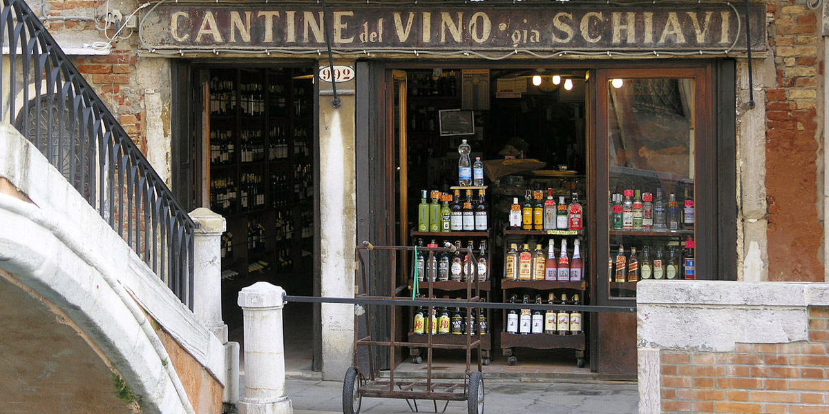 "Bacaro" im Stadtteil Dorsoduro in Venedig. Auf Dialekt bezeichnet „bacaro“ di typische Bar in Venedig, wo man ein Glas Wein und Appetithäppchen Cicchetti (cicheti) bekommt. Autor: Tim Sackton (bearbeitet)